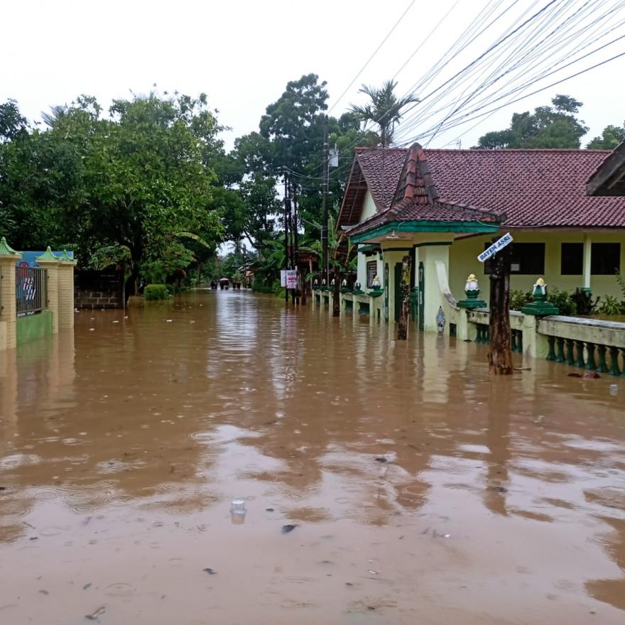 Banjir Sepanjang Jalan Desa Krandegan