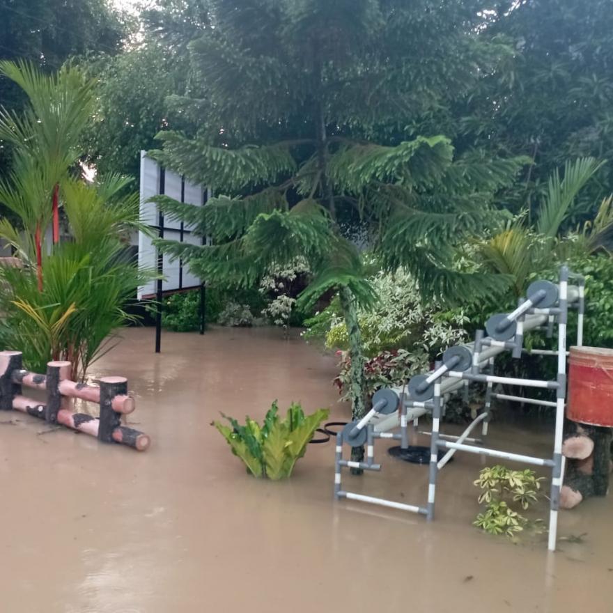 Banjir di Halaman Kantor Desa Krandegan